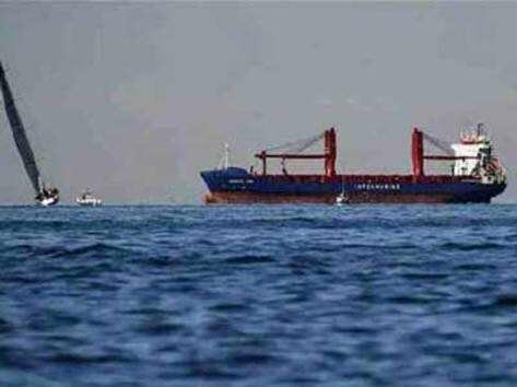 indians detained in uae : health of crew stranded on detained indian ship in uae deteriorating fast, says captain | साल भर से समंदर में फंसे 18 भारतीयों को दाना-पानी नहीं